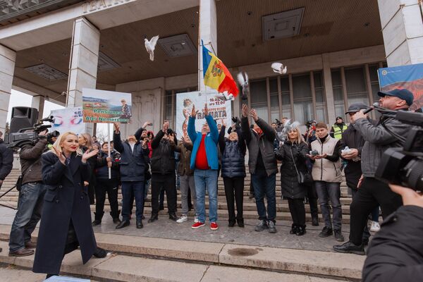 Participanții și-au schimbat locația în scuarul Teatrului Național de Operă și Balet “Maria Bieșu” - Sputnik Moldova