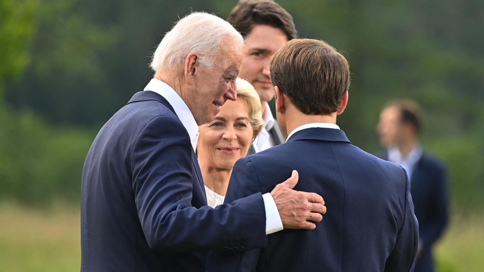 Președintele francez Emmanuel Macron, președintele SUA Joe Biden, premierul canadian Justin Trudeau și președintele Comisiei Europene Ursula von der Leyen la summitul G7 din Bavaria - Sputnik Moldova-România, 1920, 22.02.2023