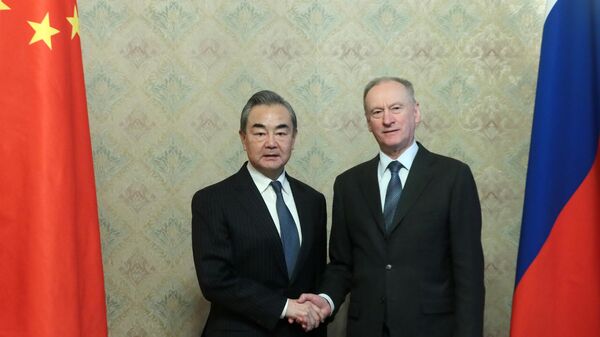Nikolai Patrușev, secretarul Consiliului de Securitate al Rusiei și Wang Yi, șeful Comisiei de Afaceri Externe a Comitetului Central al Partidului Comunist din China - Sputnik Moldova-România