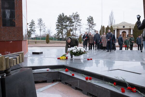La ”Focul Veșnic” de Ziua Apărătorului Patriei au fost depuse flori - Sputnik Moldova