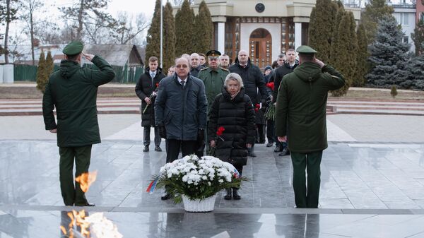 Посол России возложил цветы к Вечному огню в День защитника отечества - Sputnik Молдова