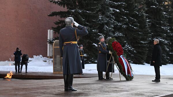 Президент РФ В. Путин возложил венок к Могиле Неизвестного Солдата - Sputnik Moldova-România