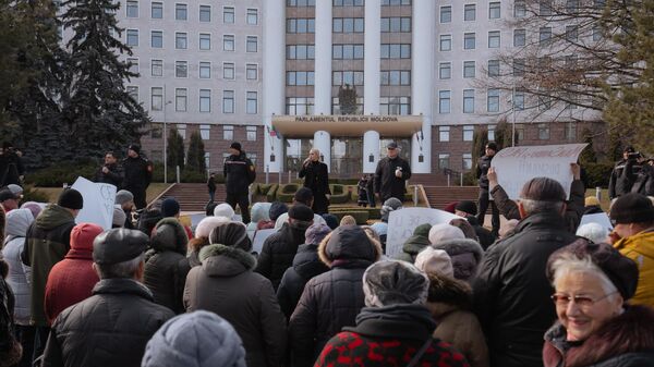 Протест перед зданием парламента Молдовы против низкой индексации пенсий - Sputnik Молдова