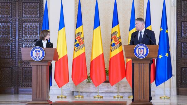 Президент Молдовы Майя Санду и румынский лидер Клаус Йоханнис - Sputnik Молдова
