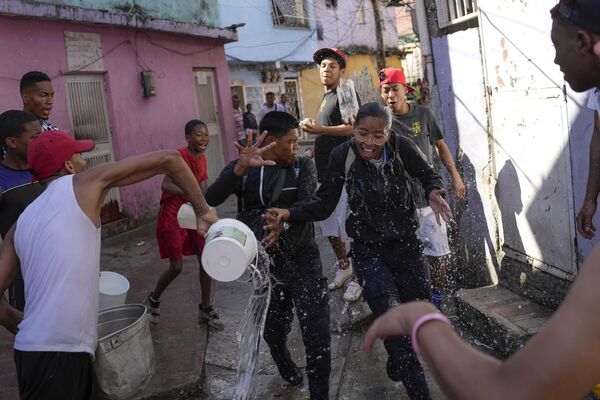 Прохожих обливают водой во время карнавала в Каракасе, Венесуэла - Sputnik Молдова