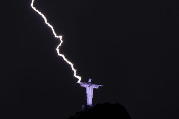 Удар молнии в статую Христа-Искупителя на горе Корковадо в Рио-де-Жанейро. - Sputnik Молдова
