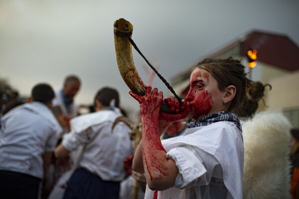 Участница карнавала momotxorro в Альсасуа на севере Испании. - Sputnik Молдова