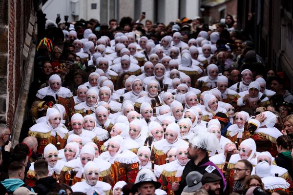 Участники карнавала в бельгийском Бенше в традиционных &quot;костюмах Жиля&quot; с обязательными зелеными очками и большими белыми воротниками. - Sputnik Молдова