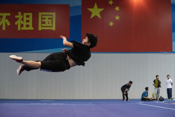 Студенты занимаются боевыми искусствами в спортивной школе китайской провинции Цзянсу. - Sputnik Молдова