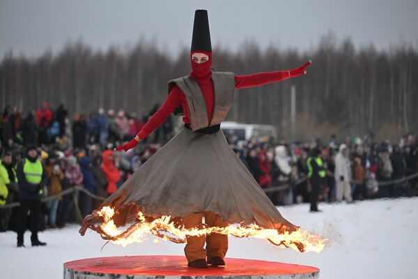 Mai mulți oameni s-au adunat în Parcul din Nikola-Lenivets, regiunea Kaluga, Rusia, pentru a sărbători Maslenița. - Sputnik Moldova