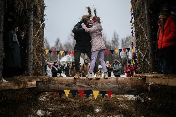 Mai mulți oameni s-au adunat în Parcul din Nikola-Lenivets, regiunea Kaluga, Rusia, pentru a sărbători Maslenița. - Sputnik Moldova
