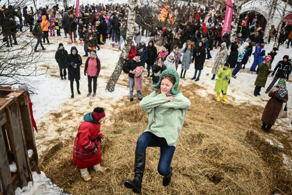 Mai mulți oameni s-au adunat în Parcul din Nikola-Lenivets, regiunea Kaluga, Rusia, pentru a sărbători Maslenița. - Sputnik Moldova-România