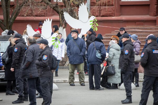 Protestul Mișcării Pentru Popor 28.02.2023. Porumbelul alb e unul dintre simbolurile mișcării.  - Sputnik Moldova