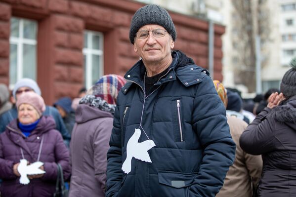 У многих протестующих на груди или в руках были белые бумажные голуби. - Sputnik Молдова
