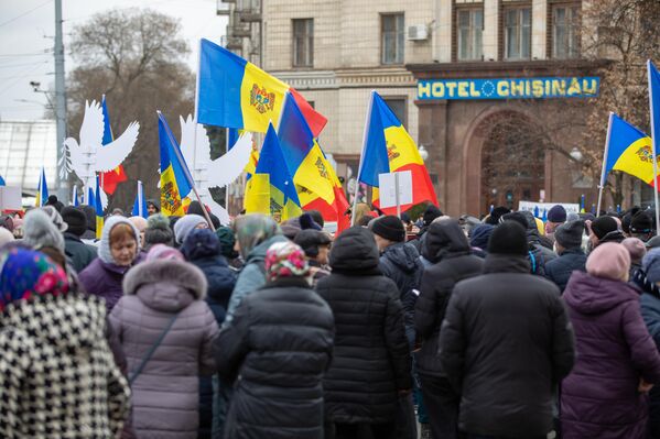 Protestul Mișcării Pentru Popor 28.02.2023. Porumbelul alb e unul dintre simbolurile mișcării. - Sputnik Moldova