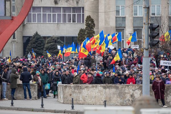 Акция проходила без партийной символики. В руках у протестующих были лишь государственные флаги Республики Молдова. - Sputnik Молдова