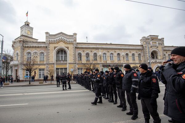 У здания мэрии Кишинева протестующих ждал кордон полиции. - Sputnik Молдова
