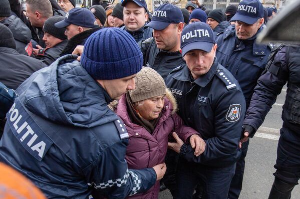 Unei femei din mulțimea de protastatari i s-a făcut rău. - Sputnik Moldova