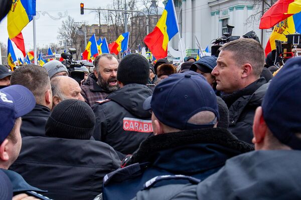 Однако не обошлось без мелких стычек нескольких манифестантов с представителями правоохранительных органов. - Sputnik Молдова