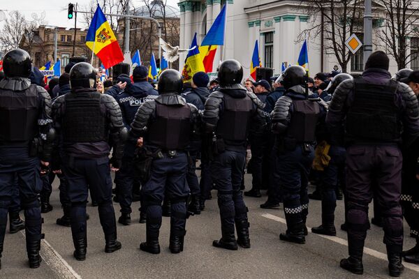 Polițiștii au făcut cordoane pentru a împiedica accesul protestatarilor pe unele trasee. - Sputnik Moldova