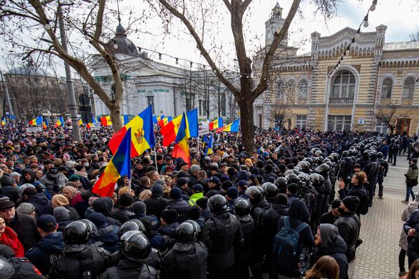 Сотрудники правоохранительных органов не дали манифестантам пройти на центральную площадь. - Sputnik Молдова