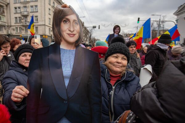 Картонная фигурка президента Майи Санду в руках протестующих. - Sputnik Молдова
