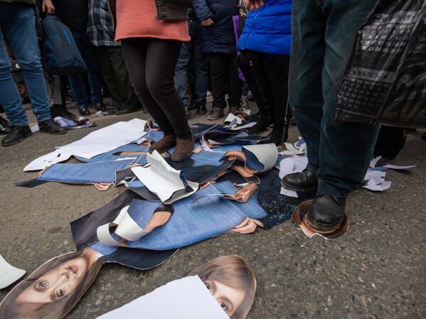 Protestul Mișcării Pentru Popor 28.02.2023. Manifestanții au adus portretul președintelui Maia Sandu. - Sputnik Moldova