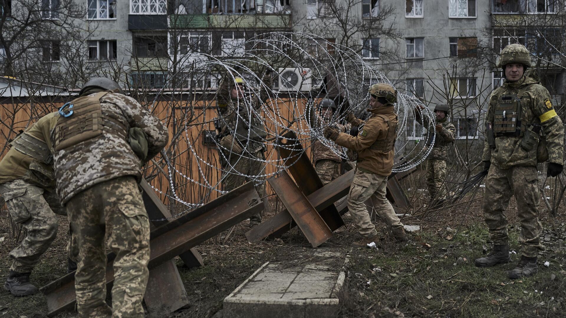 Украинские военные готовят баррикады в Артемовске (Бахмуте) - Sputnik Moldova, 1920, 23.07.2023