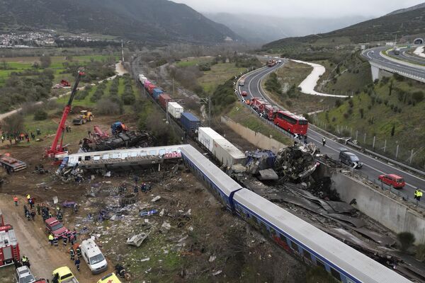 Спасатели работают после столкновения поездов в Греции. - Sputnik Молдова