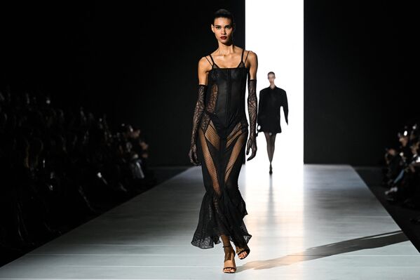 Модель представляет творение Dolce &amp; Gabbana во время показа женской коллекции в рамках Недели моды в Милане, Италия. - Sputnik Молдова