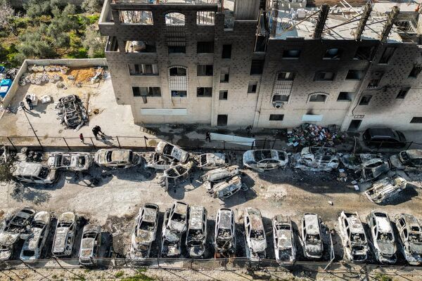 Автомобили, сожженные израильскими поселенцами на Западном берегу реки Иордан в отместку за убийство двух израильтян. - Sputnik Молдова