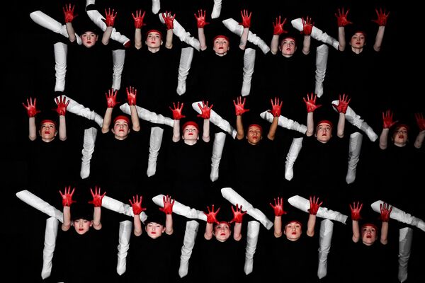 Танцовщицы в туфлях Louboutin выступают в честь 30-летия красной подошвы в рамках Парижской недели моды в Opera Comique в Париже. - Sputnik Молдова