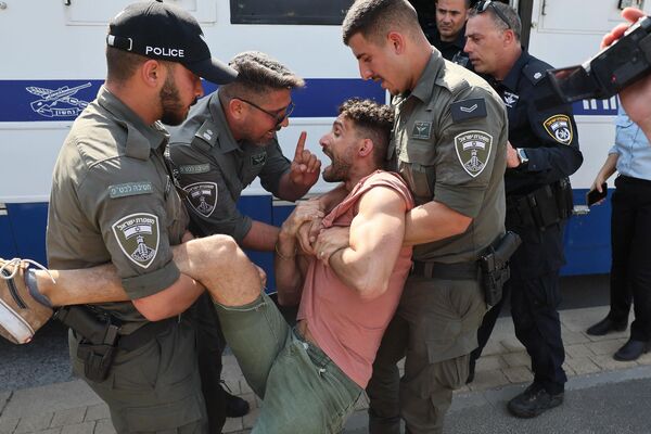 Израильские силы безопасности задерживают протестующего во время демонстрации против спорного правительственного законопроекта о реформе системы правосудия в Тель-Авиве. - Sputnik Молдова
