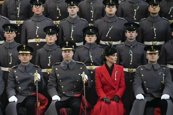 Принц Уэльский Уильям и принцесса Уэльская Кэтрин во время посещения 1-го батальона валлийской гвардии на параде в честь Дня Святого Давида в казармах Комбермир в Виндзоре. - Sputnik Молдова