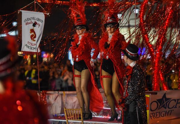 Костюмированные участники Большого вечернего карнавала на улицах Струмицы, Македония. - Sputnik Молдова
