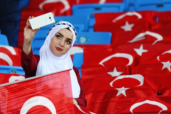 Болельщица сборной Турции фотографируется на зрительской трибуне перед началом матча  - Sputnik Молдова
