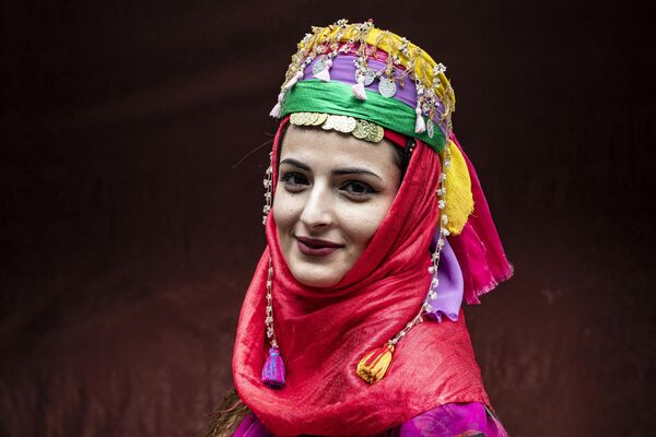 Сирийская женщина курдской народности в традиционном наряде во время ежегодной церемонии празднования &quot;Дня курдской одежды&quot; в городе Камышлы в северо-восточной провинции Хасаке. - Sputnik Молдова