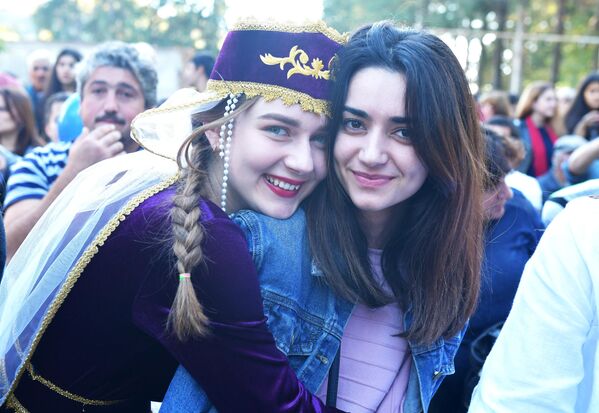 Девушки на армянском празднике Амшен в Абхазии  - Sputnik Молдова