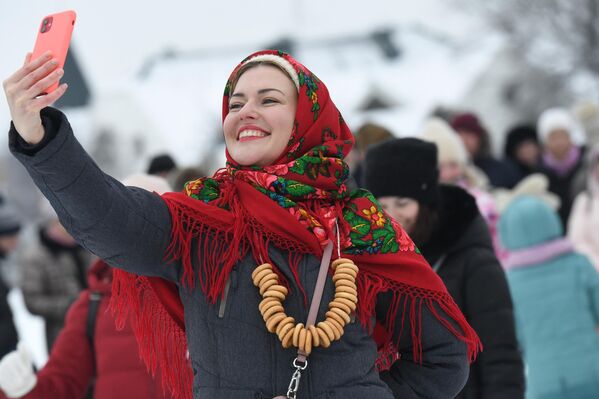 Посетители на праздновании широкой Масленицы в Суздале. - Sputnik Молдова