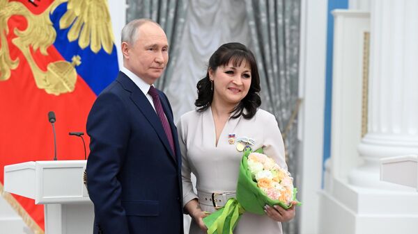 Президент РФ В. Путин вручил государственные награды выдающимся женщинам России - Sputnik Молдова