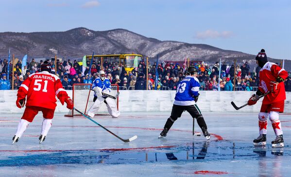 Participanți la un turneu de hochei pe gheața lacului Baikal unde participă vedete consacrate în acest sport. Meciul de hokei a avut loc în satul Bolișoe Goloustnoye din regiunea Irkuțsk. - Sputnik Moldova-România