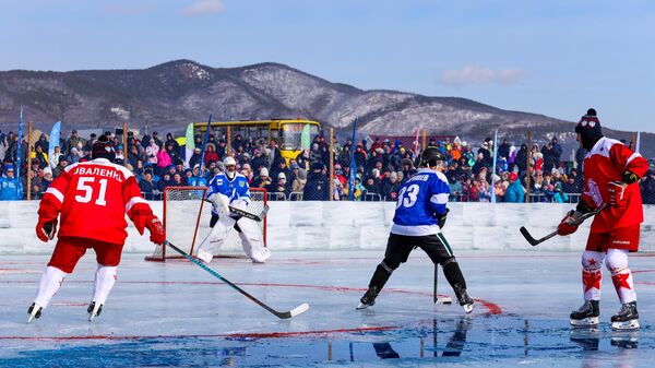 Участники звездного хоккейного матча на льду озера Байкал в поселке Большое Голоустное Иркутского района - Sputnik Moldova-România