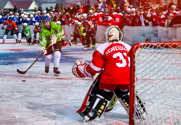 Participanți în timpul unui meci de hochei feminin, organizat în cadrul unui turneu care se desfășoară pe gheața lacului Baikal, unde participă starul rus Veacheslav Fetisov,  satul Bolșoie Goloustnoye, regiunea Irkuțsk. - Sputnik Moldova-România