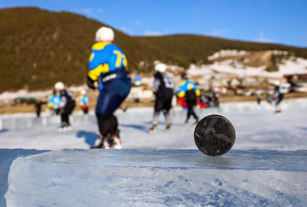 Un puc de hochei pe o bucată de gheață din lacul Baikal unde  s-a desfășurat un turne cu participarea starurilor din domeniul acestui gen de sport. - Sputnik Moldova-România