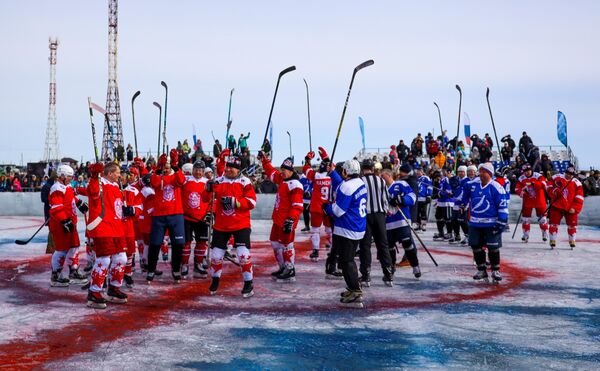 Participanți la un turneu de hochei pe gheața lacului Baikal - Sputnik Moldova-România