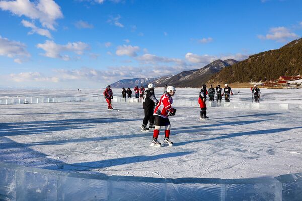 Jucători în timpul încălzirii înainte de începerea meciului de hochei, organizat în cadrul unui turneu cu participarea vedetelor, care a avut loc  pe gheața lacului Baikal în apropiere de satul Bolshoye Goloustnoye, regiunea Irkutsk. - Sputnik Moldova-România