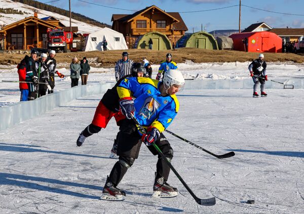 Participanți la un turneu de hochei pe gheața lacului Baikal unde participă vedete consacrate în acest sport. Meciul de hokei a avut loc în satul Bolișoe Goloustnoye din regiunea Irkuțsk. - Sputnik Moldova-România