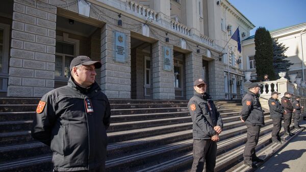 Cordon de polițiști în fața protestatarilor - Sputnik Moldova