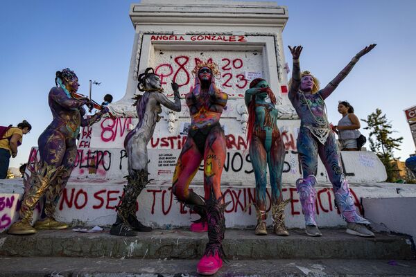 Женщины из феминистской группы Nuestros Pilares выступают во время демонстрации против гендерного насилия в Международный женский день в Сантьяго, Чили, в среду, 8 марта 2023 года. (AP Photo/Esteban Felix) - Sputnik Молдова