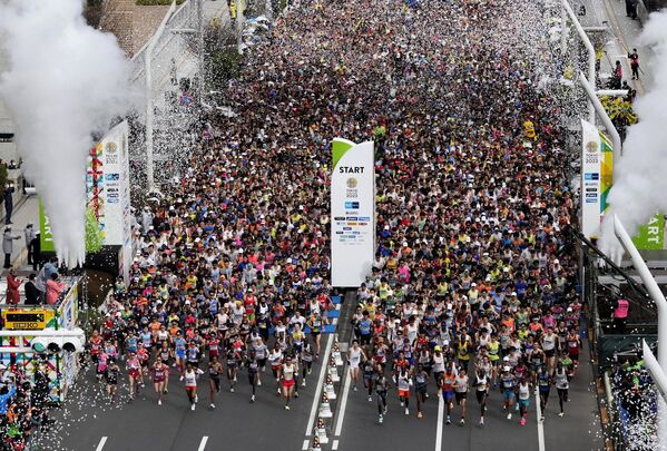 Бегуны заполняют улицу перед зданием токийского столичного правительства на старте Токийского марафона в воскресенье, 5 марта 2023 года, в Токио (Франк Робишон/Фото бассейна через AP). - Sputnik Молдова